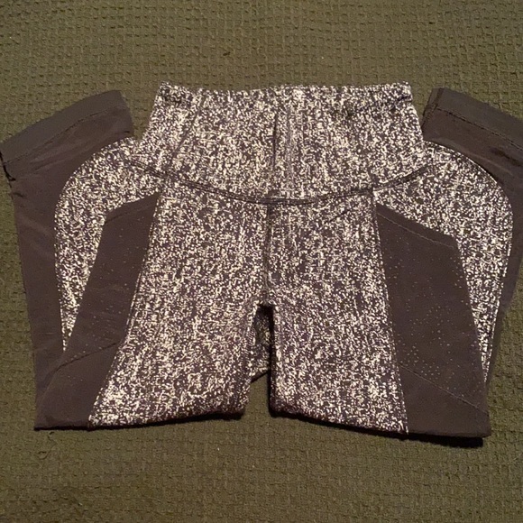 Lululemon size 4 capris - Picture 2 of 2